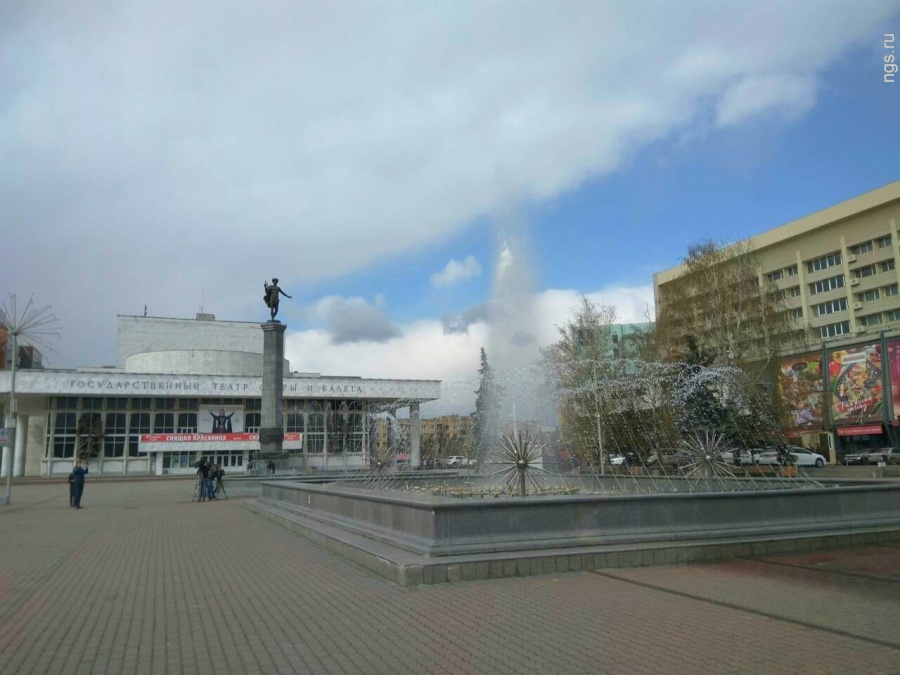 Красноярск главный. Театральная площадь Красноярск. Первая Театральная площадь Красноярск. Фонтанная площадь в Красноярске. Театральная площадь Красноярск рассвет.