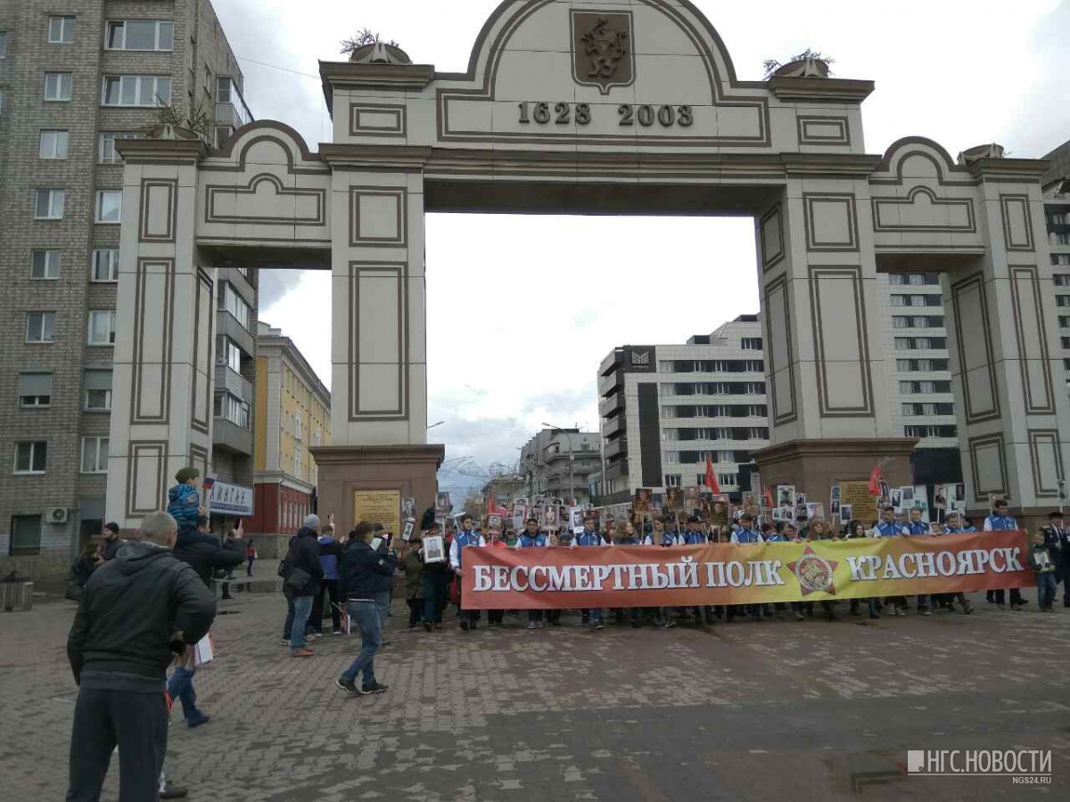 Красноярск отметил. Площадь перед БКЗ В Красноярске ко Дню Победы. Название ворот на площади в Красноярске у БКЗ.