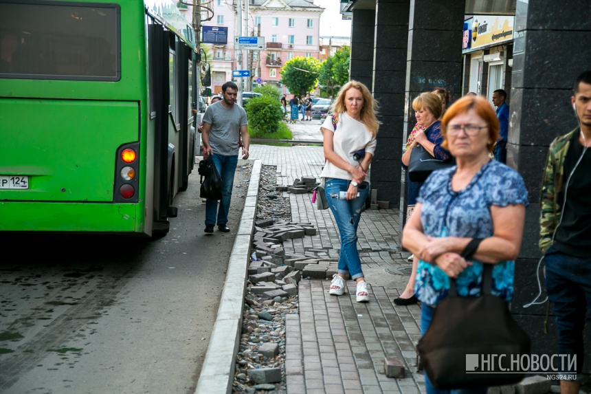 Фото сейчас покажу. Одесса доступность для инвалидов. Ситуация доступная. Фотография сегодня из Екатеринбурга инвалид с плакатом.