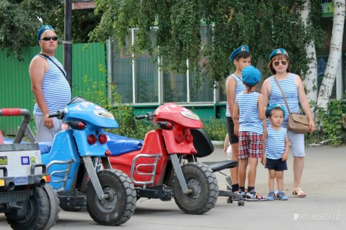 День «синевы»: в Омске десантники отметили праздник под присмотром ОМОНа - «Новости Омска»