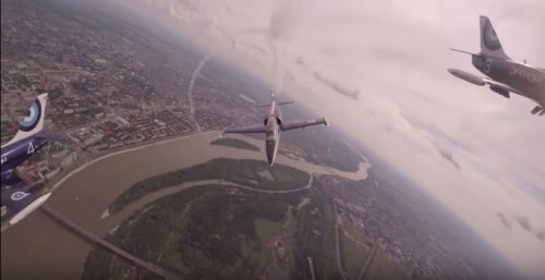 В Сети появилось видео, снятое с полуторакилометровой высоты во время авиашоу в Омске - «Новости Омска»