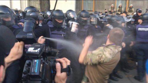 В Киеве спецназ попытался разогнать протестующих у Рады - «Происшествия»