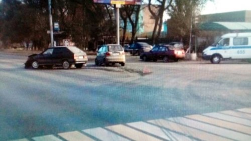 Две автоледи не поделили утренний перекресток в Челябинске - «Новости Челябинска»