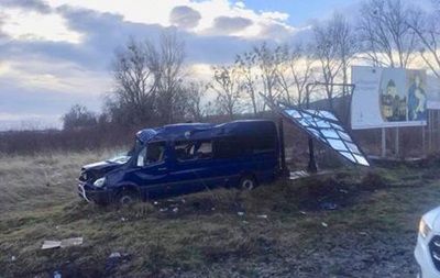 Во Львовской области перевернулся микроавтобус: восемь пострадавших - (видео)