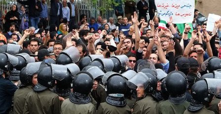 СМИ: Жертвами столкновений с полицией в Иране стали 6 человек - «Происшествия»