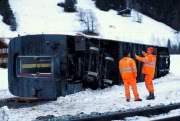 Порывы ветра в Швейцарии сдули с рельс поезд