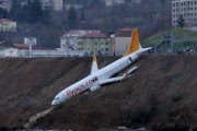 Пассажирский самолет завис на краю обрыва: фото