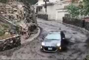 Автомобиль скользит по реке из грязи: видео