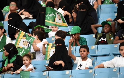 Женщины в Саудовской Аравии впервые посетили футбольный матч