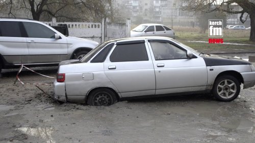 В Керчи автомобиль провалился в коммунальную яму  - (ВИДЕО)