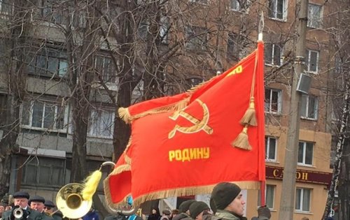 В Кривом Роге военные прошлись парадом с советскими флагами - (видео)
