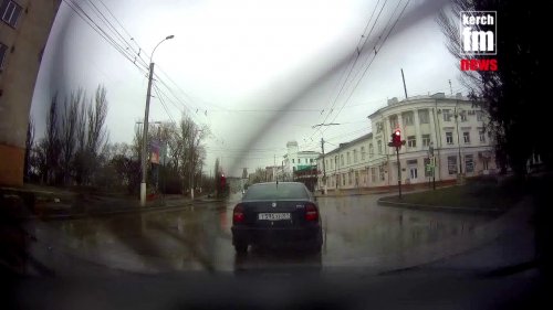 Поехал на красный светофор в Керчи  - (ВИДЕО)
