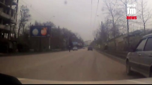 В Керчи женщина побежала под колеса машины (видеорегистратор)  - (ВИДЕО)