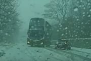 Чудеса на виражах: автобус виртуозно объехал встречную «легковушку» по льду