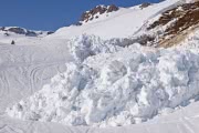 Сноубордист записал на видео, как его накрыло лавиной