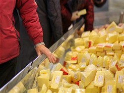 "Благодаря" продуктовым контрсанкциям россияне вынуждены есть "фальшивый и опасный" сыр - «Новости дня»