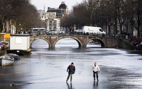 В Амстердаме впервые за шесть лет замерзли каналы - (видео)
