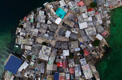 Как живут люди на самом густонаселенном острове нашей планеты ! - «Фото»