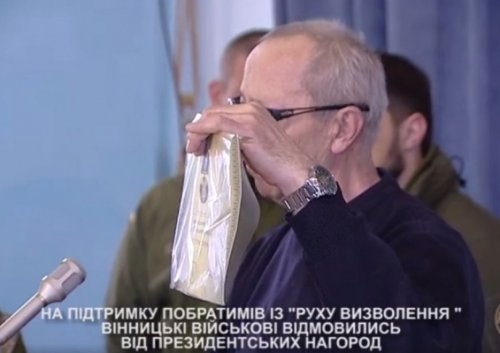 «За Михомайдан»: двое участников «АТО» вернули Порошенко медали - «Общество»