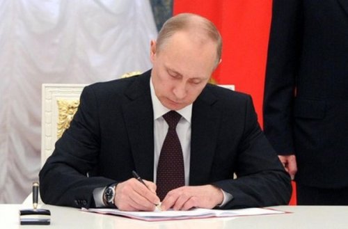 Путин подписал закон о повышении МРОТ до прожиточного минимума с 1 мая - «Экономика»