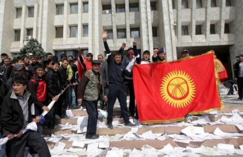 «Курултай в поддержку Жээнбекова»: в Бишкеке опять становится неспокойно - «Аналитика»