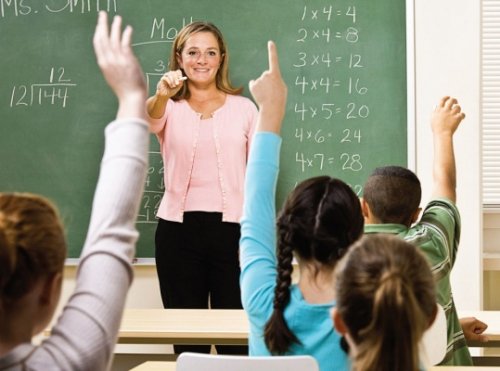 В России могут повысить зарплаты учителям - «Экономика»