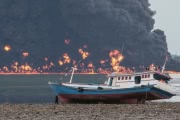 На острове Борнео горит разлившаяся нефть: фото