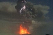 Над извергающимся вулканом Симмоэ сверкнула молния