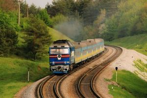 Что ожидает украинцев в мае: подорожание билетов на поезда, перерасчет субсидий и новый безвиз