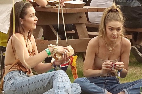 Белла и Джиджи Хадид устроили пикник с хот-догами на Coachella - «Культура»