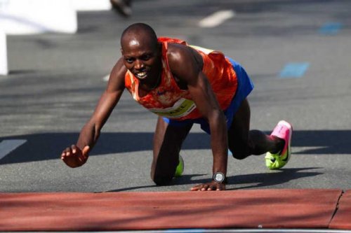 Кенийский марафонец ползком добрался до финиша и занял второе место (+Видео) - «Спорт»