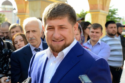Видео для семейного просмотра: Рамзан Кадыров размышляет о женском коварстве и не доверяет походам в ЗАГС - «Культура»