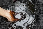 В речном канале Якутска произошел разлив нефтепродуктов