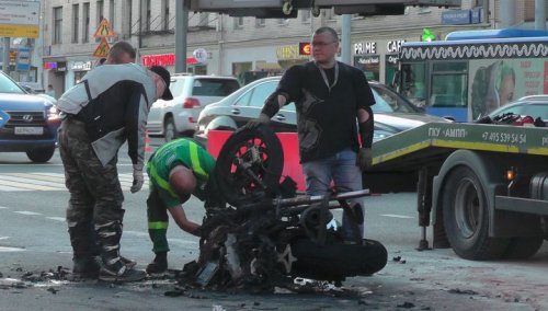 Байкер загорелся после столкновения с грузовиком в Москве - «Новости дня»
