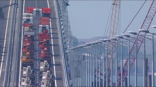 «Поехали!»: Путин за рулём КамАЗа пересёк Керченский пролив по новому мосту  - (ВИДЕО)