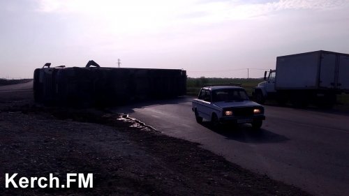 Упавшая фура перегородила Керченскую трассу  - (ВИДЕО)