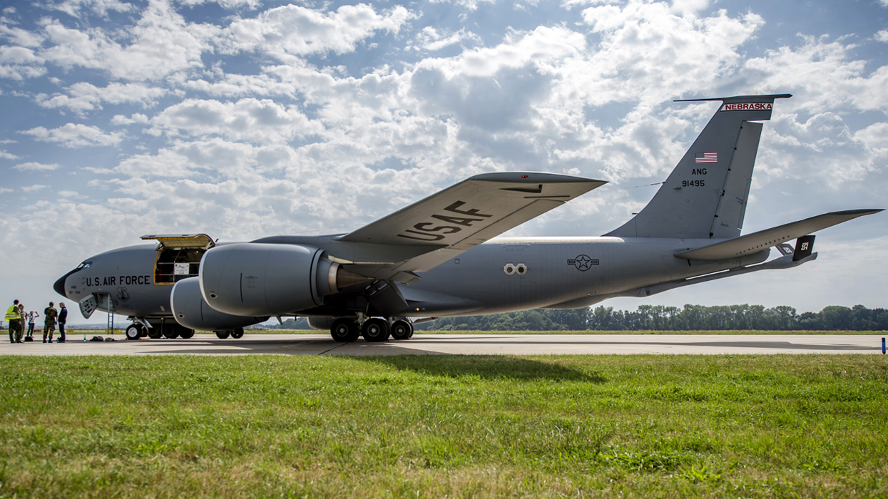 Military 18. Самолет заправщик КС-135 Стратотанкер. КС 135 самолет. Самолет топливозаправщик КС-135. Американский самолет разведчик на Украине.