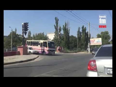 Автобус в Керчи притер легковушку  - (ВИДЕО)