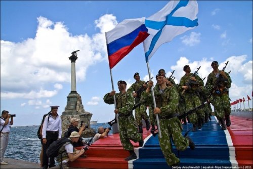 Порошенко пообещал поднять украинские флаги в Севастополе - «Политика»