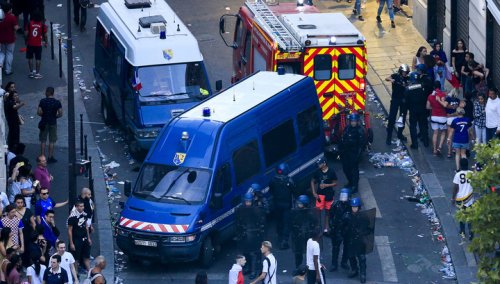 В Париже полиция применила слезоточивый газ против хулиганов, громивших витрины магазинов - «Новости дня»