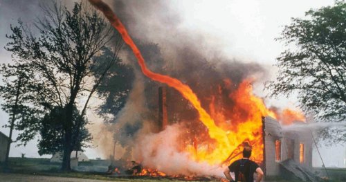 Огненное торнадо: в США сняли на видео жутковатый пожар ! - «Фото»