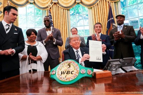 Трамп помиловал первого темнокожего чемпиона мира в хэвивейте (+Фото) - «Спорт»