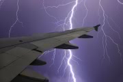 В самолет, вылетевший из Кишинева в Санкт-Петербург, ударила молния