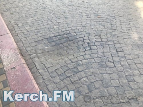 На улице Ленина в Керчи просела тротуарная плитка - «Керчь»