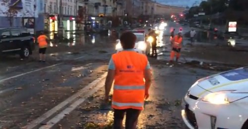 В Киеве устраняют последствия ночного урагана - «Происшествия»