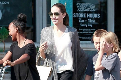 Пока в СМИ говорят о разводе Анджелины Джоли с Брэдом Питтом, актриса наслаждается выходными в компании детей - «Культура»