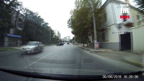 Опасный разворот: водитель «ВАЗа» на несколько секунд потерял управление  - (ВИДЕО)