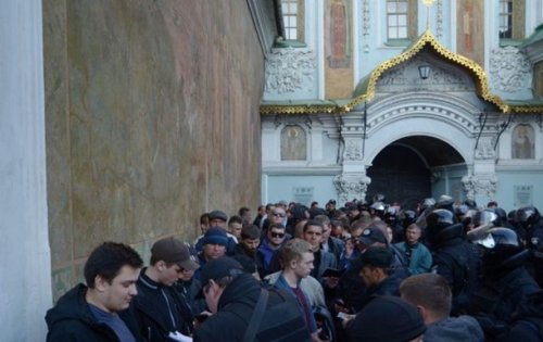 В Киеве возле Лавры массовые задержания - СМИ