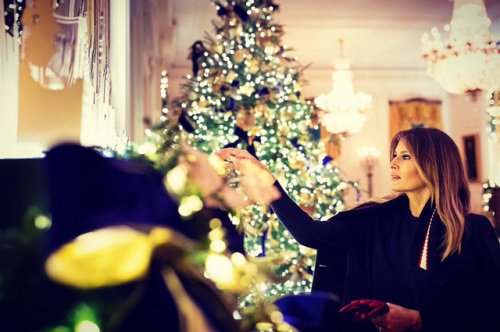 Мелания Трамп оценила рождественские украшения в Белом доме - «Культура»