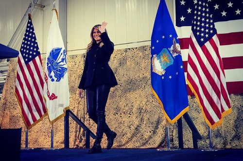 Мелания Трамп в рокерском образе встретилась с детьми военнослужащих - «Культура»